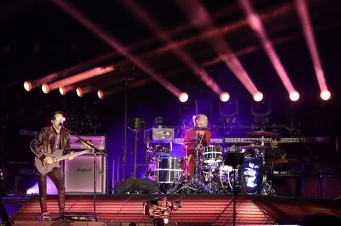 '¡Buenas noches, Madrid!', exclamó entonces un Matt Bellamy desatado desde el primer instante y completamente entregado a su guitarra y a hacer enloquecer al público, lo que consiguió, especialmente, con la majestuosa Uprising.