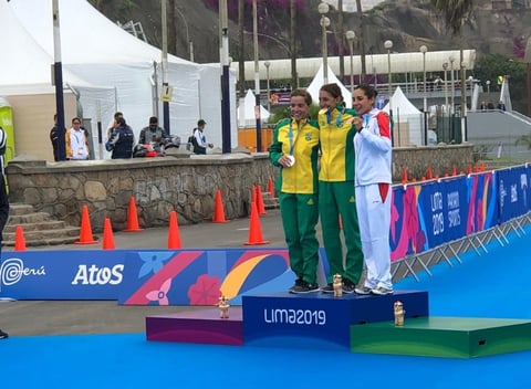 Pérez Flores nadó los mil 500 metros en 19 minutos y 53 segundos, rodó los 40.2 kilómetros en bicicleta en 1:04:41 horas y los 8.88 kilómetros de carrera en 36:10 minutos, para un total de 2:02:07 horas, porque se sumó el tiempo de la transición de nado a bicicleta y de ahí a la carrera.