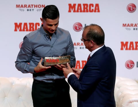 Juan Ignacio Gallardo, director de MARCA, le dedicó unas palabras a Cristiano en las que ensalzó su figura y justificó el premio que le otorgaban y que recibió Michael Jordan por primera vez en 1997.

Uniéndose a una lista de nombres ilustres entre las que figuran Leo Messi, Diego Armando Maradona, Rafa Nadal, Marc Márquez o Magic Johnson, entre otros.

'Un delantero que a lo largo de su vida ha ido cumpliendo sus sueños. Ha logrado registros que nadie en la historia del fútbol ha logrado alcanzar y que le convierten en un jugador único desde que el fútbol se inventó; nadie ha logrado levantar los títulos que él ha conseguido con sus clubes y su selección', destacó.