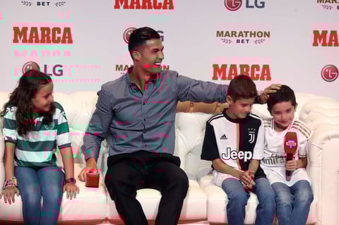 El portugués fue preguntado por niños durante el acto y respondió con un 'yo también' después de que uno le dijera que le dio pena que se marchase del Real Madrid'.