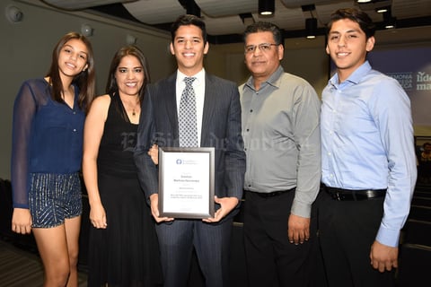 29072019 ORGULLOSOS DE SUS LOGROS.  Familia Martínez Hernández.