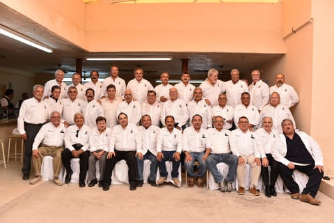 28072019 ANIVERSARIO DE CAMPEONES.  Los Apaches Dorados de la Preparatoria Venustiano Carranza, festejaron el 45 aniversario de convertirse en campeones de la Liga Intermedia de Futbol Americano en La Laguna en 1974, su coach fue Leonel Chaul. En ese inolvidable campeonato, la PVC le ganó a los Gatos Negros del Instituto Tecnológico de la Laguna, 46 a 13.