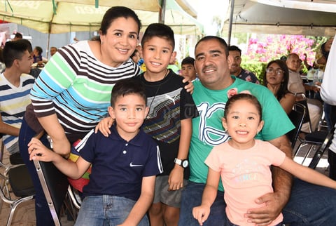 29072019 EN FAMILIA.  Gloria Ruelas, Salomón Solís, Alan, Aarón y Sharon.