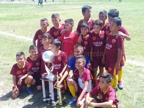 28072019 CAMPEONES.  Diego Álvarez Cabello festejando el campeonato de futbol infantil con el equipo Sabinas.