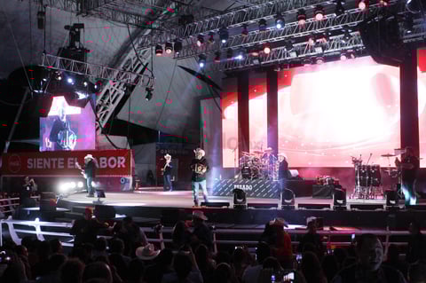 Fue en punto de las 21:00 horas que Pesado subió al escenario para abrir la noche musical con el tema "Mitad y mitad".