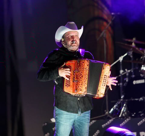 Con 30 cortes discográficos en su haber e innumerables Discos de Oro y Platino, Pesado se supo entregar a los duranguenses.