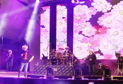 La locura se desató con "Loco", "Dile" y "Ojalá que te mueras", los éxitos propios, que llegaron para quedarse, para bailar, para llorar y para cantar.