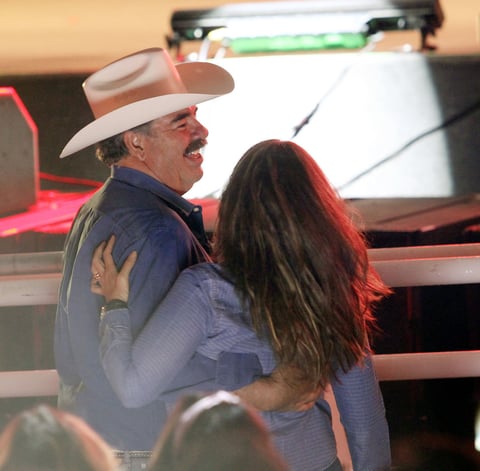 Chiquilla cariñosa", "Laurita Garza", "Te voy a amar", "Te quiero, te amo" e "Ingrato amor", entre otros llevaron la noche a un terreno "norteño-bohemio".