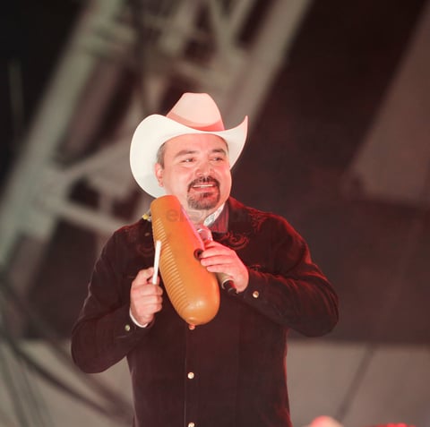Pesado está de manteles largos festejando 26 años de una exitosa trayectoria en el Regional Mexicano.