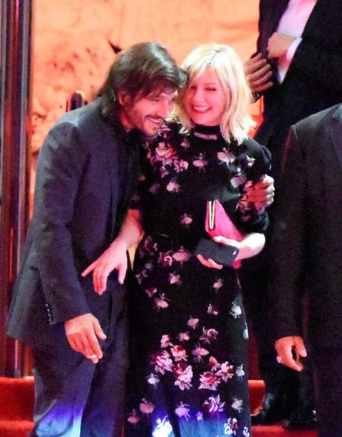 Kirsten Dunst: Contra su costumbre, Luna salió en 2016 al paso de los rumores que desataron unas fotos con la actriz de Spiderman. Las imágenes los mostraban juntos y sonriendo. 'Me llevo muy bien con ella desde antes, nada más que nadie nos había tomado fotografías juntos, pero somos cuates', expuso.
