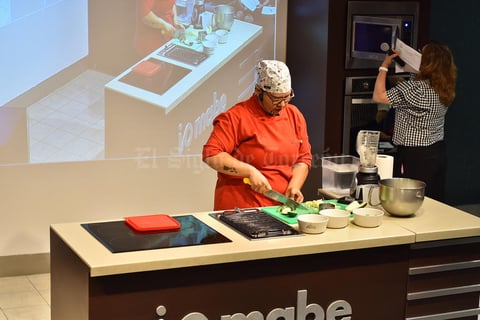 31072019 La chef instruyó a las asistentes.