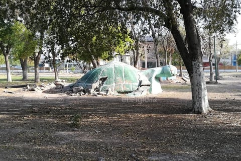 Olvidada. La emblemática tortuga del lugar tiene este aspecto pese a que anteriormente era un lugar en el que se divertían los niños.