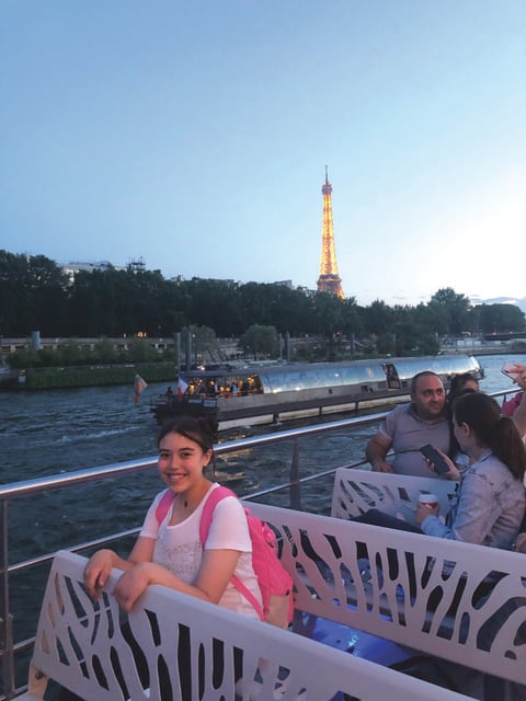 01082019 DE VACACIONES EN EUROPA.  Zafiro Viridiana Olivares de paseo por el Río Sena en París, como fondo la Torre Eiffel.