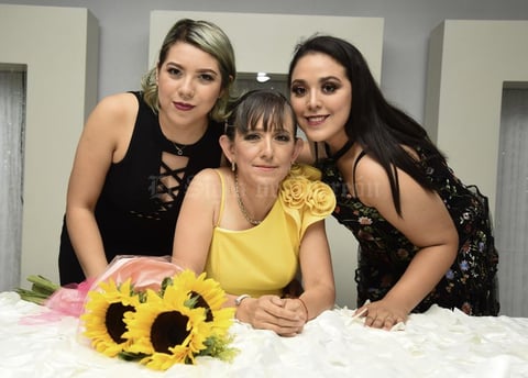01082019 DE CUMPLE.  Flor en compañía de sus hijas Mónica y Rocío.