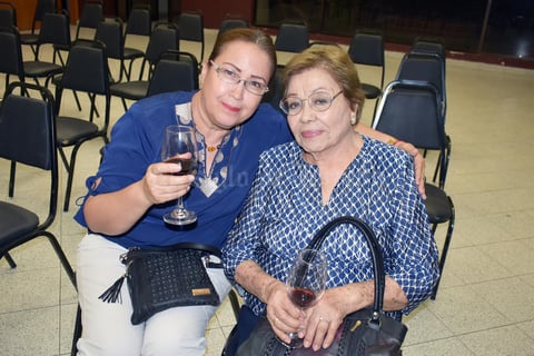 02082019 EN UNA CHARLA.  Raquel y Elisa.