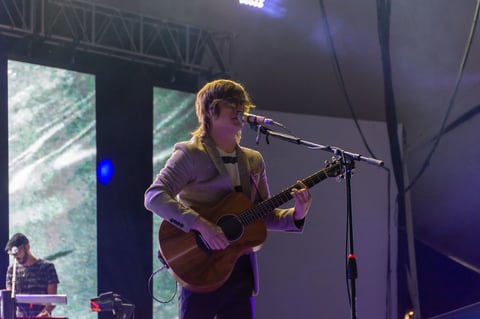 "Vamos a terminar esta noche con un chingo de amor para todos ustedes... Es muy nueva pero a ver si la conocen", dijo tras una salida en falso y luego regresar con 'Me hace falta'.