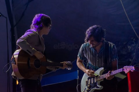 Llegaron 'Algún día', 'Bacalar' y otro para bailar, 'Fuma', minutos antes de que el cantante dedicara 'Tarde' a "uno de los mejores guitarristas que existen" y a su familia, haciendo referencia a Rul. "Me siento muy honrado de que esté conmigo", agregó.