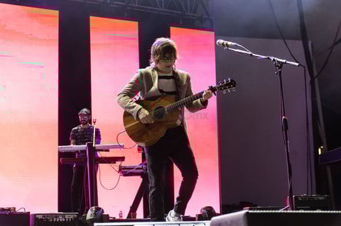 'Extraños' y 'Náufrago', temas que se desprenden del disco que porta el título de ésta última canción, también fueron coreadas en el recinto ferial.
