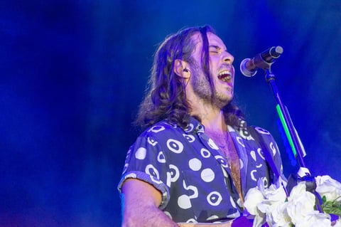 A pesar de que en la escena musical debutó en el género rock/punk, ahora se muestra en otra faceta, el resultado de todos los errores y logros que ha vivido y que se engloban en las canciones que presentó a su público duranguense.