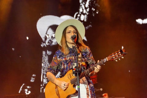 La joven chihuahuense fue la primera en subir al escenario, minutos después de haberse presentado con la prensa duranguense con la que habló de sus inicios, hace ocho años, cuando decidió grabar un video para YouTube cantando un cover sin imaginar que ese sería el inicio de su carrera.