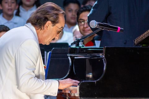 El escenario quedó en manos de Di Blasio y su piano, listo para interpretar esos éxitos que lo han acompañado por décadas.
