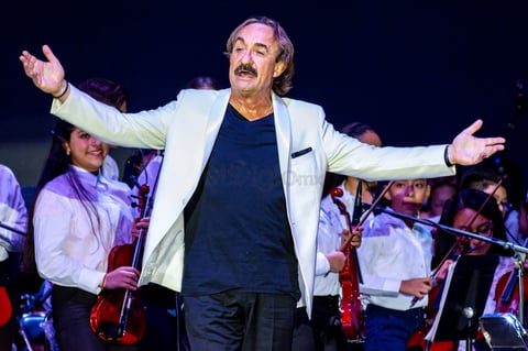“Por fin de nuevo en Durango después de mucho tiempo. Muchas gracias”, dijo al terminar la primera pieza y volver a reconocer el trabajo de sus pequeños acompañantes.
