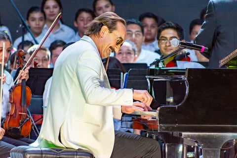 Sin decir más se sentó y una vez más los asistentes estallaron en aplausos al reconocer las notas de ‘Piano’, uno de sus himnos.