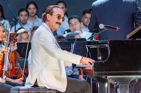 El reconocido pianista argentino rechazó la ovación del público no una sino cinco veces. No la quería para él, quería que fuera para los niños y jóvenes que integran la orquesta.