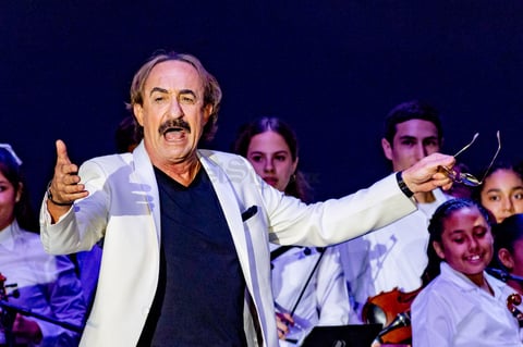 El director tomó el micrófono para recibir en el recinto a Raúl Di Blasio.