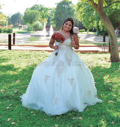 04082019 Esmeralda Gaytán Villa celebró con mucha alegría sus XV años el pasado 27 de julio, y en su honor, se realizó una linda ceremonia en la Parroquia San Marcos, oficiando la Misa el Sacerdote Daniel Santiago Juárez Aguirre. Estuvieron presentes sus padres, los señores: Pedro Gaytán González y Martha Violeta Villa González.