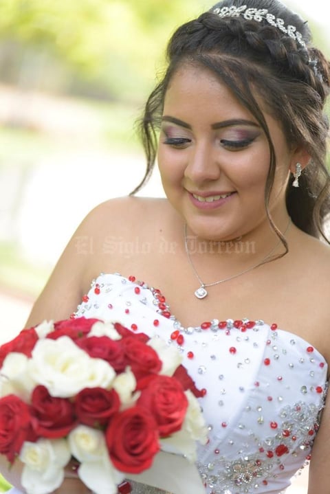 04082019 El pasado 28 de junio, celebró sus XV años la Srita. Helwe Cecilia Durán Guerrero en una linda ceremonia en la Catedral de Nuestra Señora de Guadalupe, oficiando la Misa el Sacerdote Fabián, acompañándola en tan lindo momento sus padres: Ing. Jesús Eduardo Durán Ibarra y Lic. Cecilia Angélica Guerrero Aguilar.