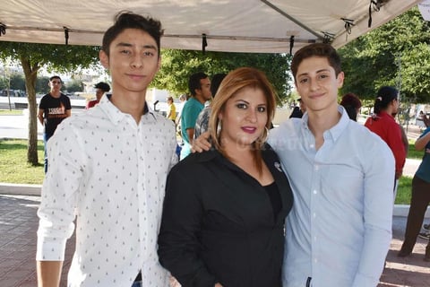 04082019 FERIA TURíSTICA.  José Antonio, Aletia y Hassan.