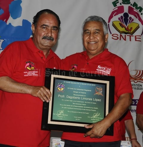 04082019 CURSO MIS VACACIONES FELICES.  Dagoberto Limones, creador de estos cursos hace 24 años, recibe reconocimiento por parte de Jorge F. Mora.