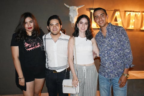 03082019 EN UNA INAUGURACIóN.  Victoria, Mario, Lupita y Alberto.