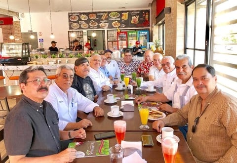04082019 DISFRUTAN DESAYUNO.  Ex Apaches Dorados de la PVC: Jesús Lazalde, Arturo Luévanos, Gustavo González, Ramiro García, René Venegas, Carlos Reyes, Ramón Betancourt, Jesús Carlos, Marcial de la Rosa, Enrique Castillo, Gerardo Romero y Edgar Ríos.