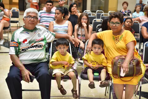 04082019 EN FAMILIA.  José Carlos, Lian, Zac y Lina.