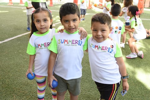04082019 POSAN PARA LA CáMARA.  Lucía, Ian y Damián.