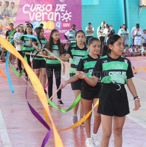 05082019 EJERCICIOS DE LISTóN.  Niñas participantes del curso de verano Mis vacaciones felices 2019.