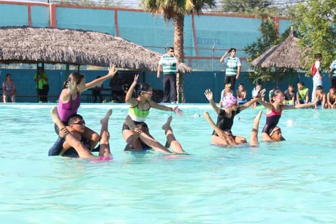 05082019 UN RICO CHAPUZóN.  Alumnos en su clase de natación.
