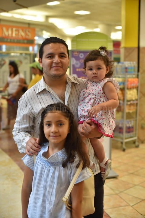03082019 Jacobo, Natalia y Charlie.