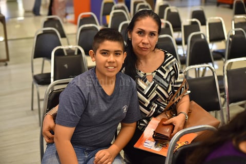 05082019 POSAN PARA LA FOTO.  Mario y Mónica.