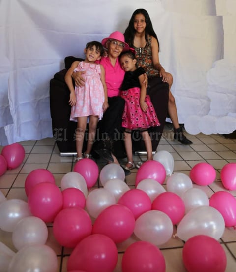 04082019 CELEBRA SU CUMPLEAñOS.  Celia con sus nietas: Karla, Andy y Sarahí.