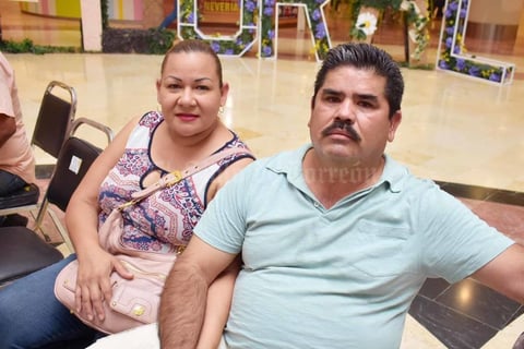 04082019 EN EL MALL.  Doris y Juan Carlos.