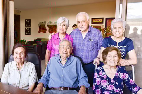 Acompañado de sus hermanos Gloria, Enrique, Dora, Roselina, Norberto y Lupita Galindo.