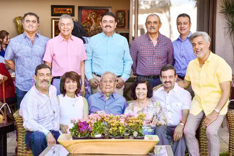 Acompañado de sus hijos Juan Carlos, Salvador, Sergio, Enrique, Eduardo, Hector, Maria Luisa, Jorge y Gerardo y su esposa Maria Luisa.