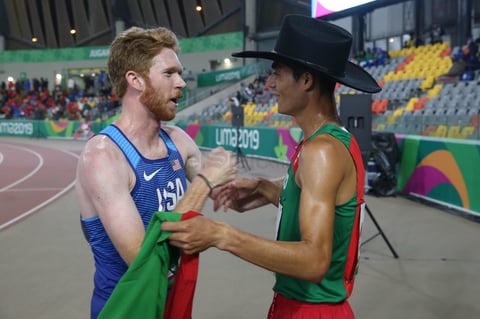 Con sombrero mostró orgulloso la bandera de México después de ganar la competencia.