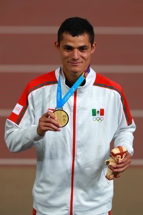 Ante el asombro de propios y extraños el “Ñango” fue dejando atrás a sus rivales para hacerse del podio y conquistar la primera presea dorada del atletismo para México.