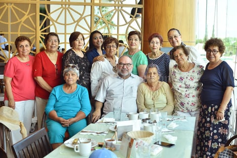 07082019 DESAYUNO DE ANIVERSARIO.  Las Discípulas de María le organizaron un desayuno al Presbítero Gerardo Franco Zapata, de la Parroquia Jesús de Nazareth, para festejar su vigésimo noveno aniversario de ordenación sacerdotal en el restaurante La Terrazza de Plaza Cuatro Caminos.