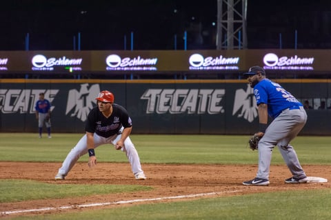 Jesús Loya pegó jonrón de dos carreras en la séptima entrada, mientras que la ofensiva y el pitcheo de combinaron a la perfección., en un kilométrico juego que duró 4:05 horas, y que ganó Generales de Durango al son de 14-13 sobre Acereros de Monclova, en el inicio de la serie.