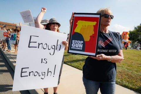 Trump también fue recibido en Dayton con protestas de grupos de manifestantes que exigían un control más estricto para la venta y porte de armas en Estados Unidos.